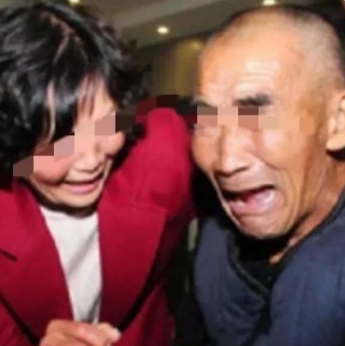 青海西宁，一老汉买房，前往银行欲取出卡上580万元，却发现卡上空空如也，老汉惊慌