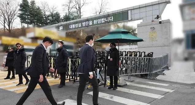 内战开始对前奏！韩国警方进入总统府遭阻拦，对峙近8小时后撤离。韩国警方已将尹锡悦