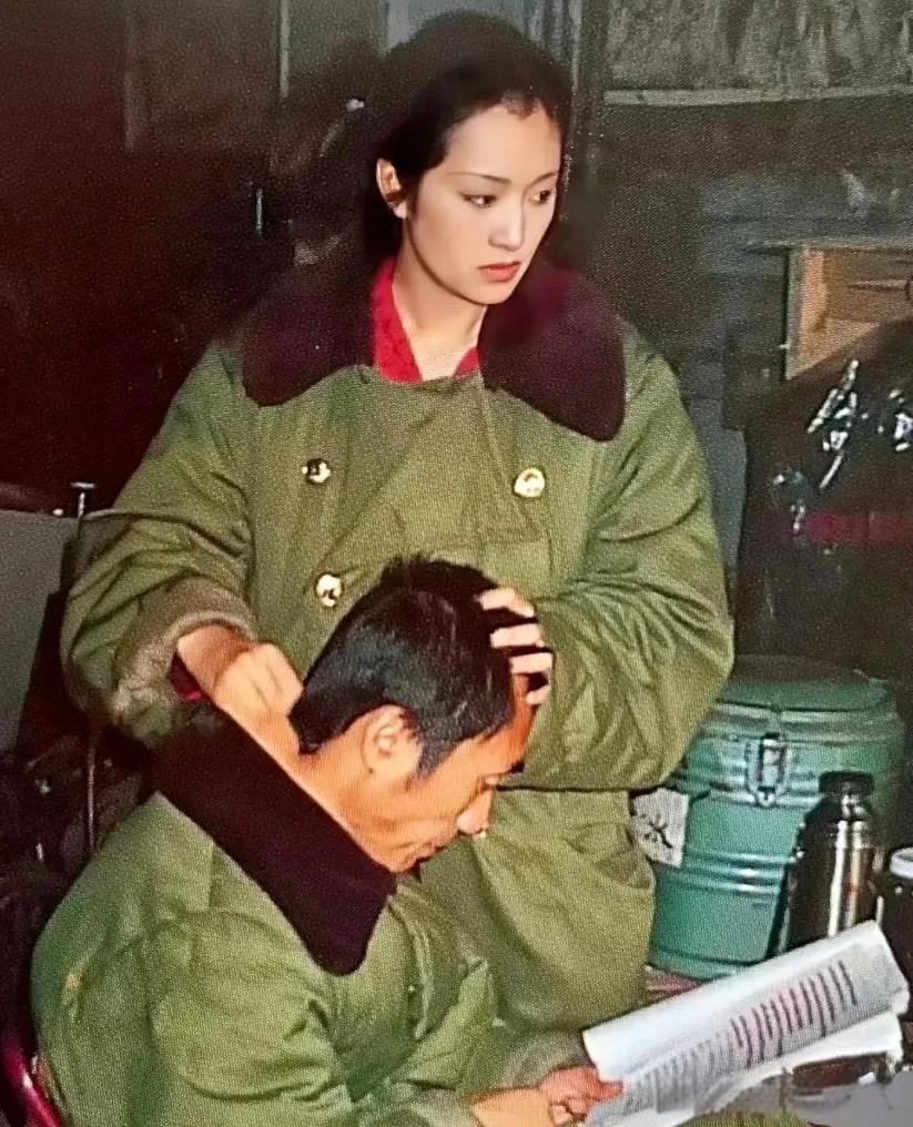 1988年，在拍摄现场，巩俐正在为导演按摩主机。当时，导演正在研究剧本，看起来c