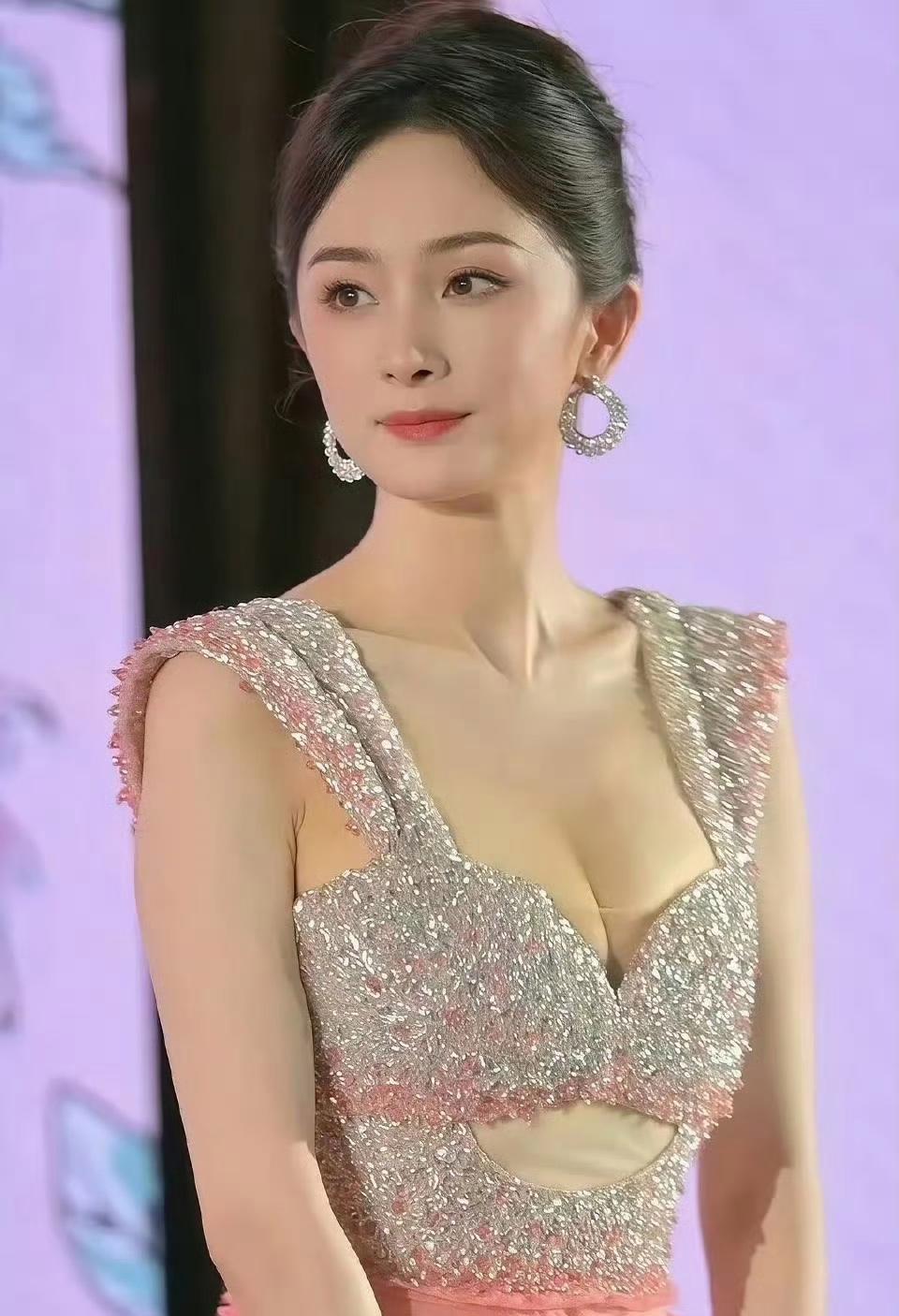 喜欢就说出来，真的杨幂的身材真是太棒了，让人羡慕不已！！！ [大笑][大笑]