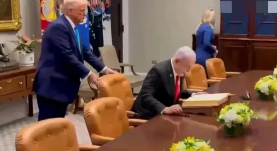 图穷匕见了！美国总统特朗普来访的以色列总理内塔尼亚胡。特朗普不仅亲自给拉椅子，接