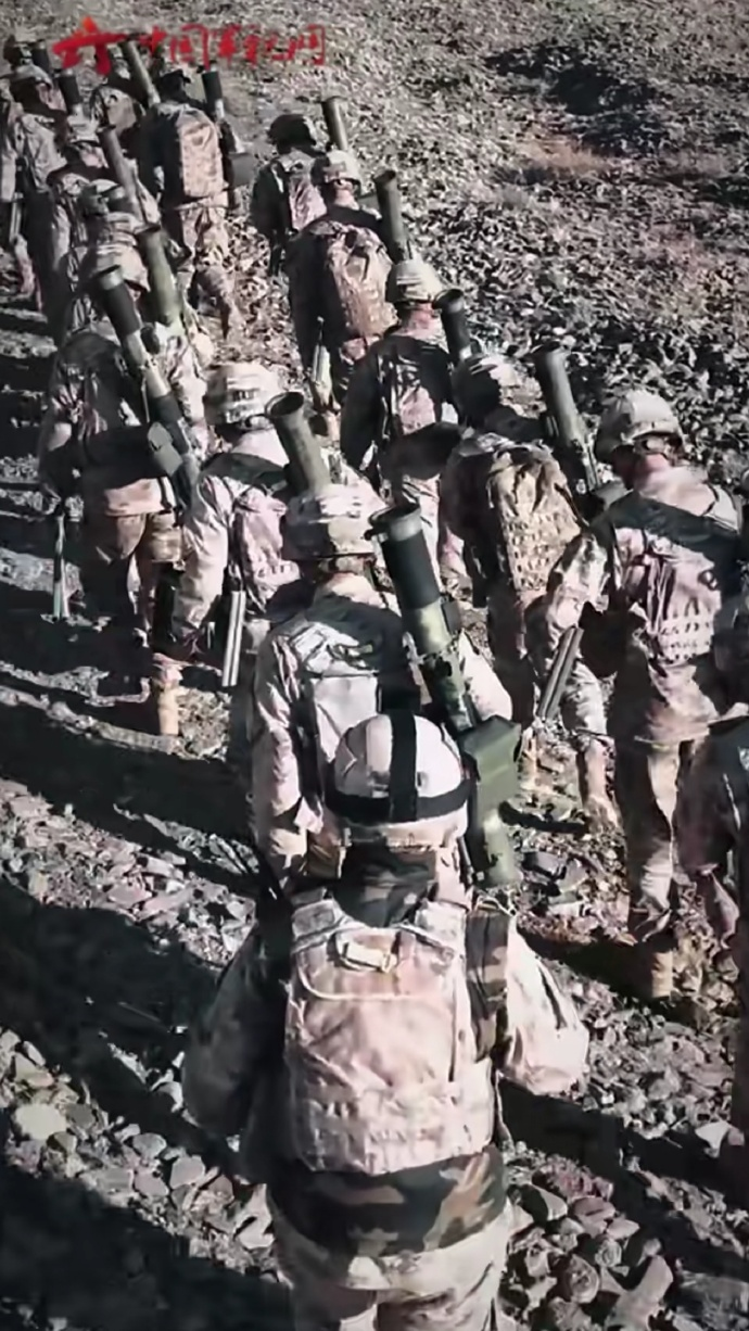 一刹那有些恍惚，知道暴兵但是没想到暴兵到这个地步了。人均一具PF97式火箭筒，这