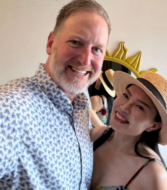 山东53岁大妈网恋美国工程师，4个月后闪婚， 在抖音疯狂秀恩爱！