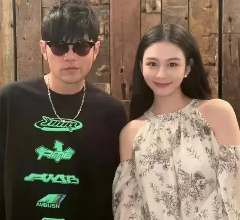 邱淑贞女儿上热搜，网友直言没有母亲颜值高