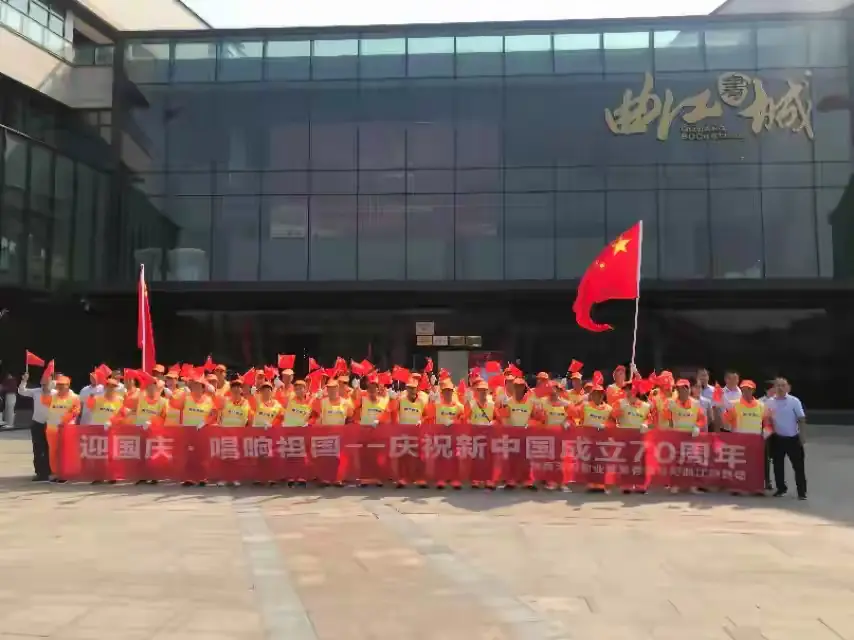 越底层越爱国 ~ 保洁工唱响祖国旋律
