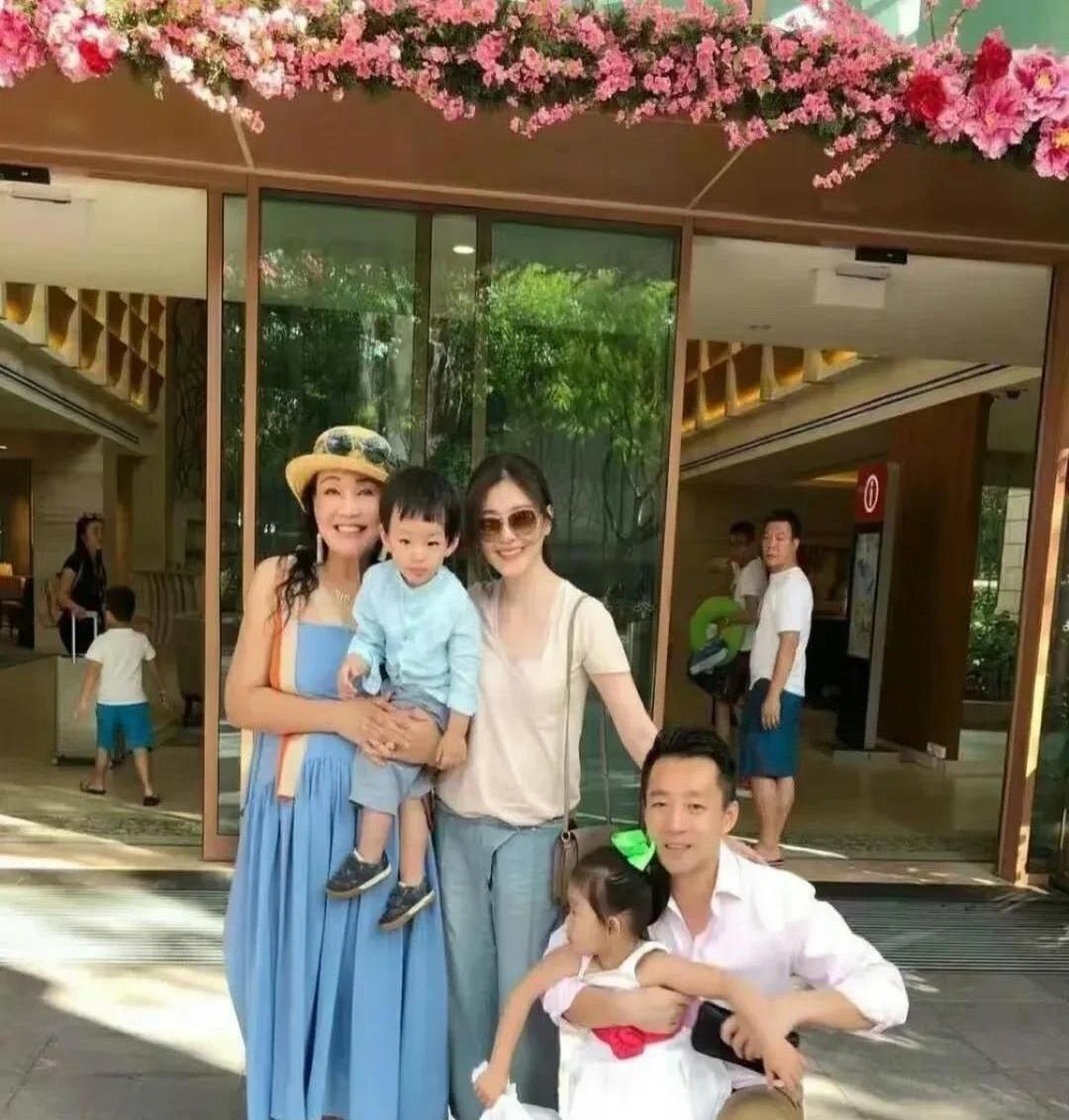 哈喽，姐妹们！最近汪小菲和大S家那点事儿，简直比连续剧还精彩！



大家伙儿都