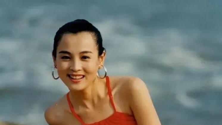 演员赵明明：刚出产房被离婚，独自抚养女儿23年，风光背后有泪水