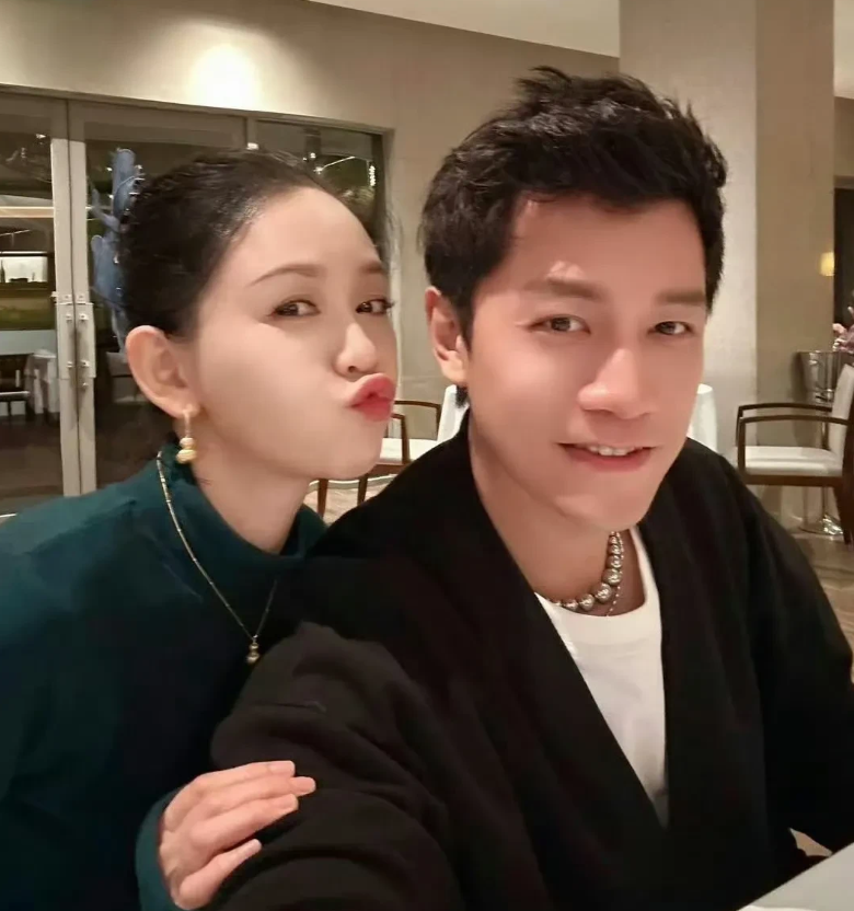 陈乔恩的老公居然还会画画，图上这幅画拍卖出去的价格是几十万，真是厉害了，越是有钱