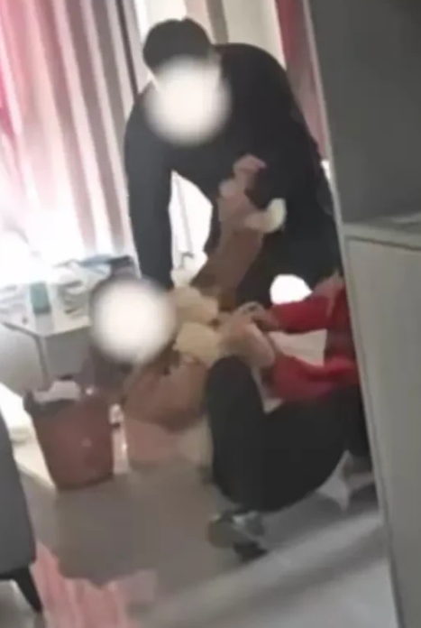 四川成都，一女子返回家中时，突然发现房间从屋内反锁，她爬在门上听了听，却听见屋内