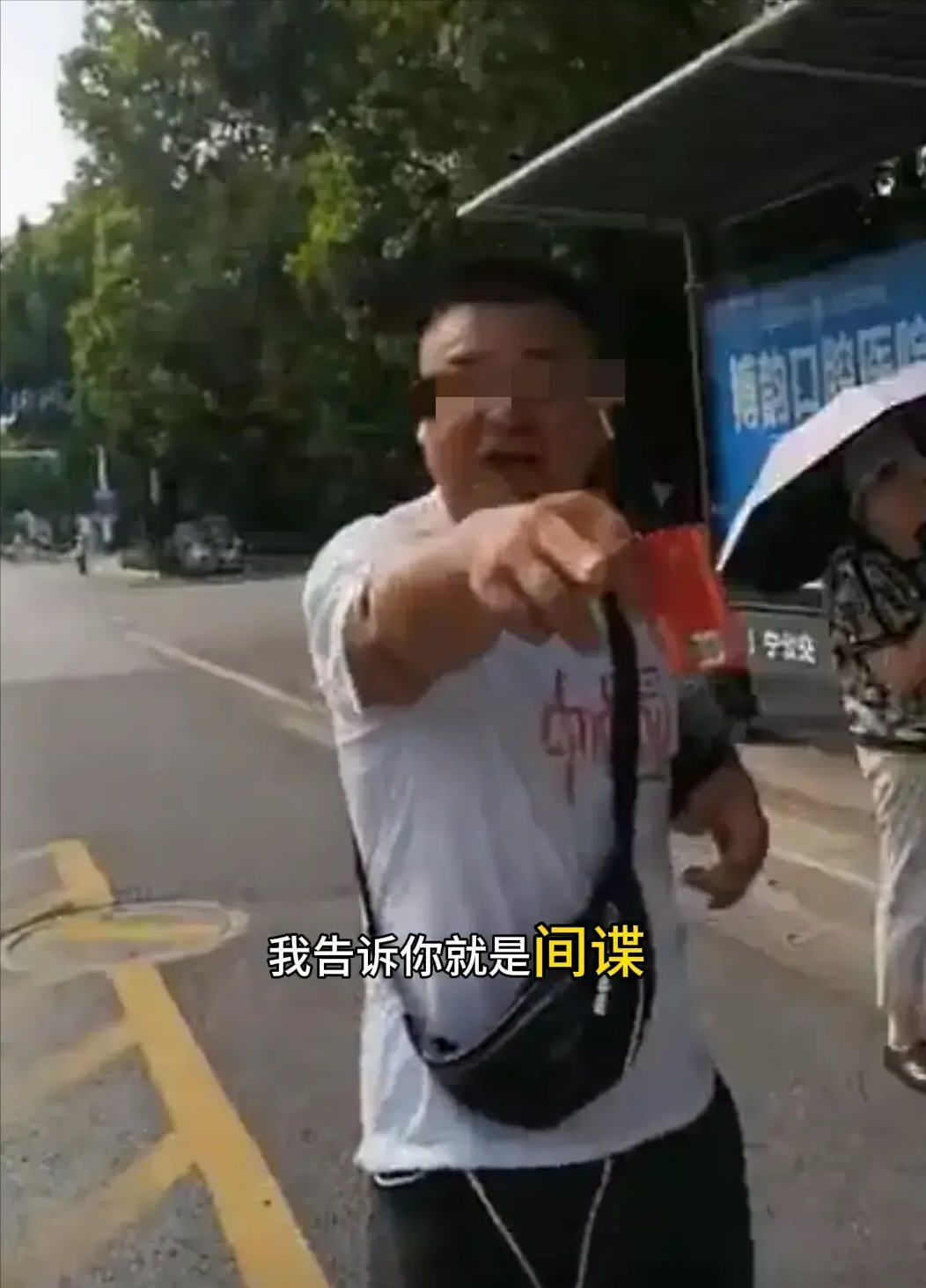 惹谁不好你非去惹一个不好惹的，这下好了，视频发到网上，网民群枪舌剑，你的“爱国心