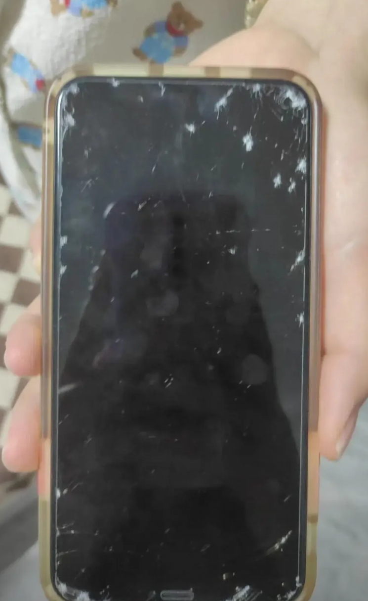 大家都用什么手机？
说出来你可能不信，我有个朋友，五年前买了个低配手机，才120
