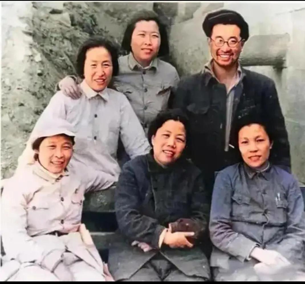 邓颖超先生1942年在延安时
与四位女同志及一男士合影的老照片
这是昨天从网络上