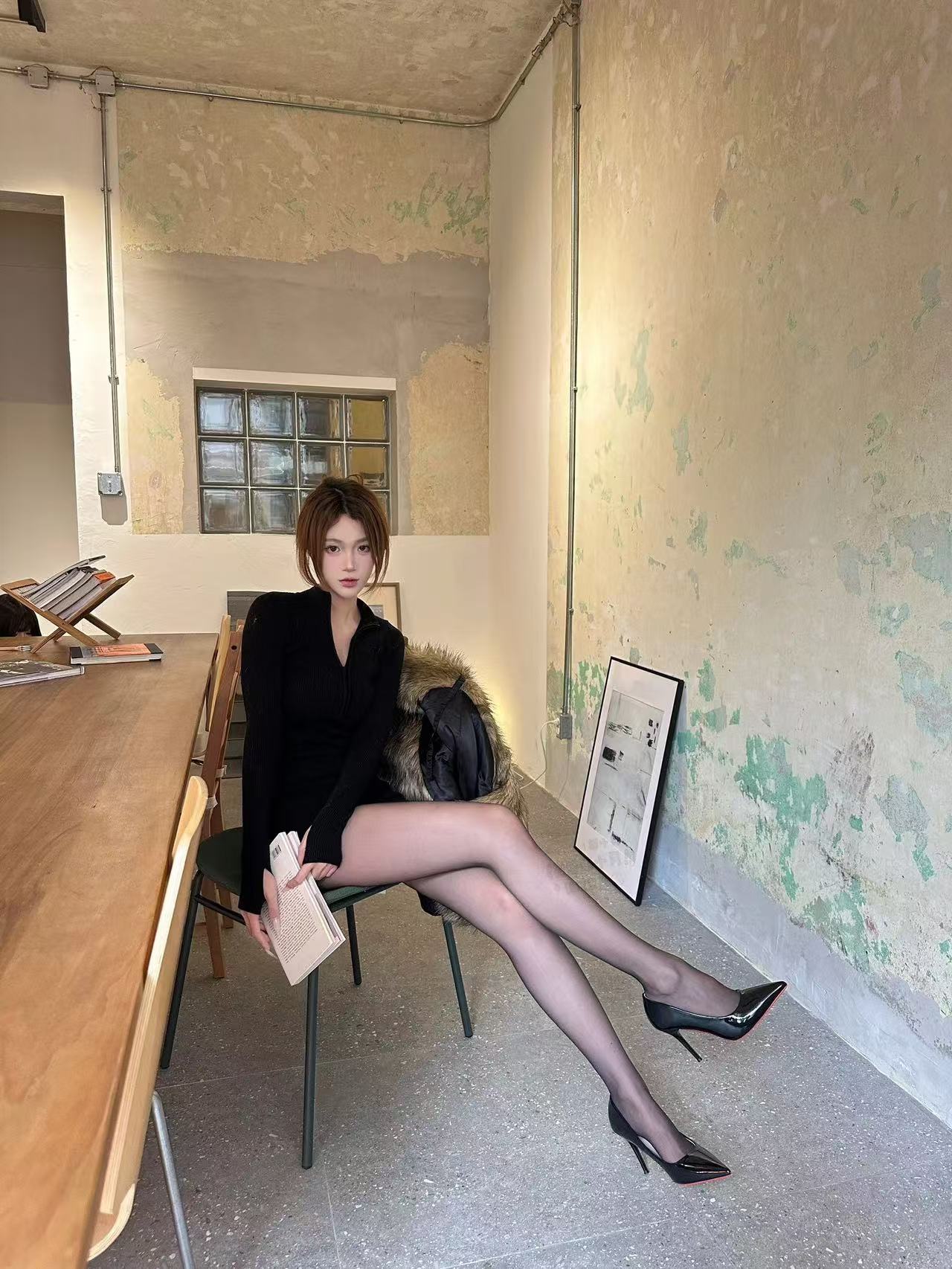 瞒着老公来老板家里做客应该没事吧哈哈哈哈