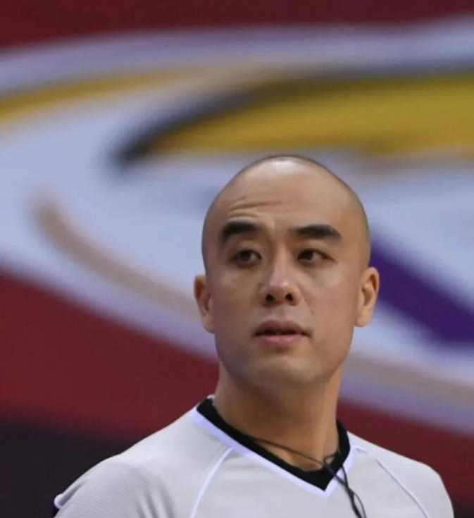 光头裁判郭楠执法了辽宁男篮的揭幕战，
所以辽宁赢了，这太毫无悬念了！
本来辽宁就