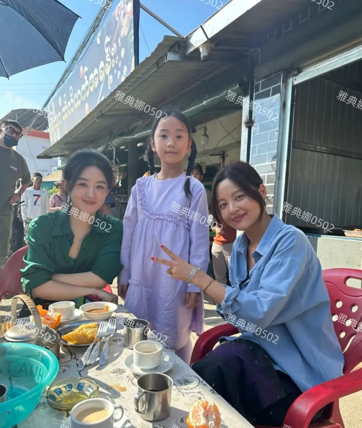 赵丽颖辛芷蕾拍戏生图，两个人生图肤色都不太白，脸上还有斑，但很真实很自然，比美颜