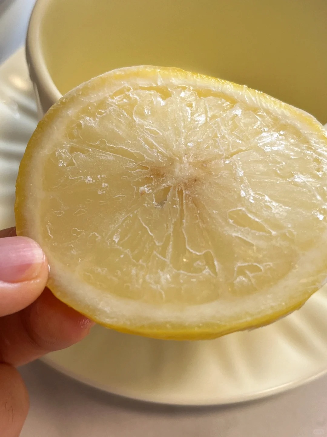 超简单！在家自制柠檬冰块！
再见冻干柠檬片！
柠檬切片去籽！然后铺一层保鲜膜冷冻