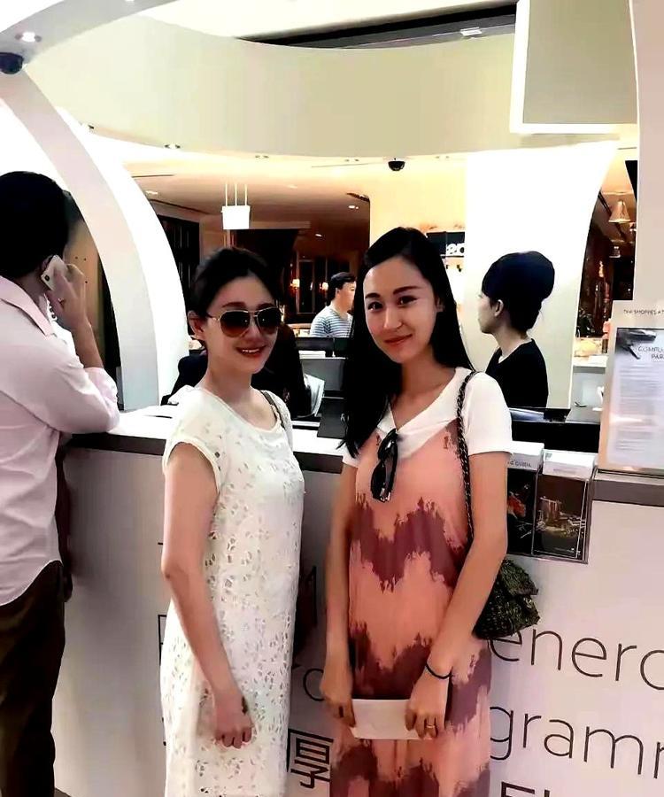 大S和汪小菲离婚前，新加坡旅游的旧照被扒出！

照片中大S一身白色蕾丝裙，配平底