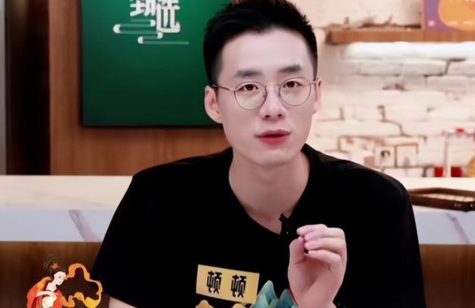 顿顿的三观谁也带不偏
又有人蹦出来传谣，说，公司不让顿顿参加综艺和代言，限制顿顿