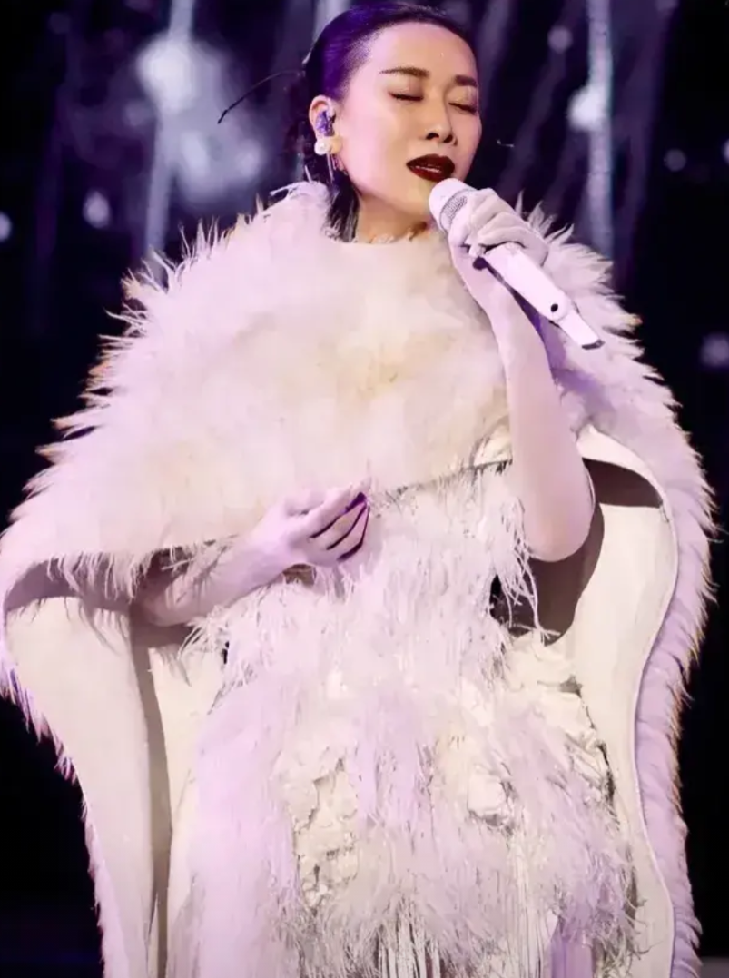 有些人眼里只有钱，没有祖国
那英国庆节在澳门演唱会把十一国庆节说成五一，台下纠正