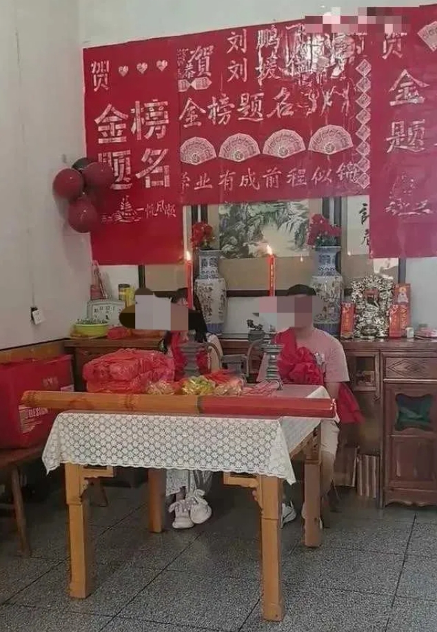 没听过考大学还要拜堂啊。