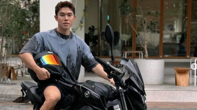 28岁大马鲜肉健身奶爸，厨房大秀童颜巨肌，这完美手臂和非人腰没几个男人能做到