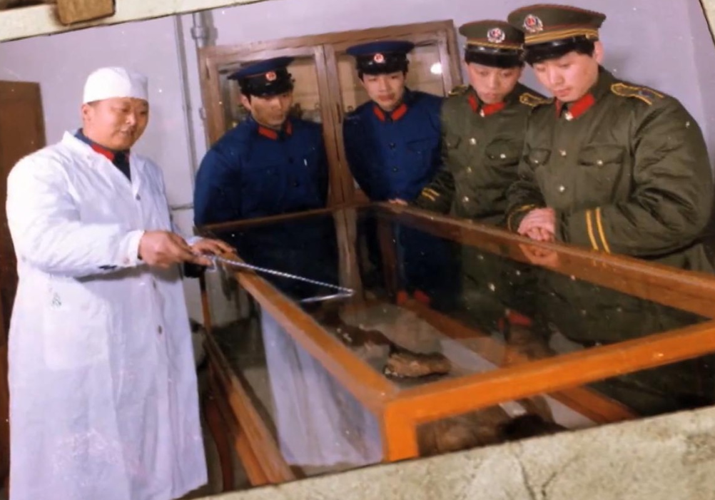 1985年，北京46岁农民死在自家床上，家人将遗体送至殡仪馆。就在殡葬师准备火化