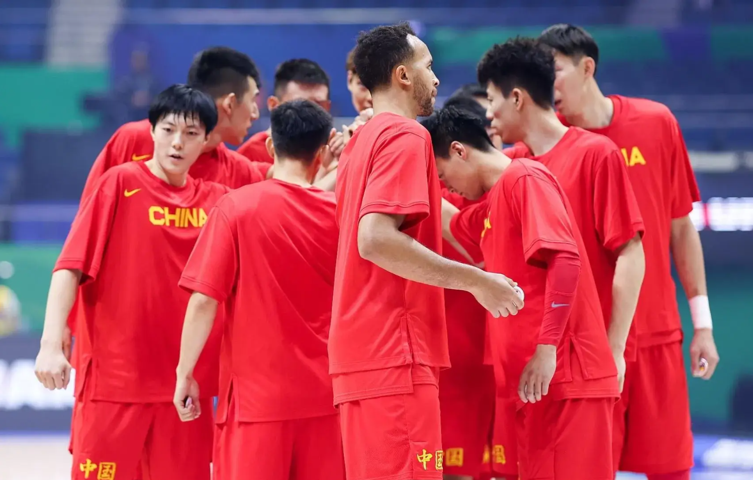 中国男篮集训名单公布，篮协要求球员和国家队签合同，这引起了争议，毕竟不是签合同，