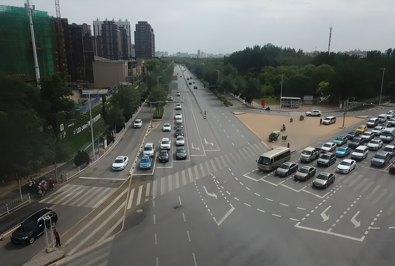 为何电子眼闪光比远光灯刺眼，却不算妨碍驾驶安全？交警说出答案