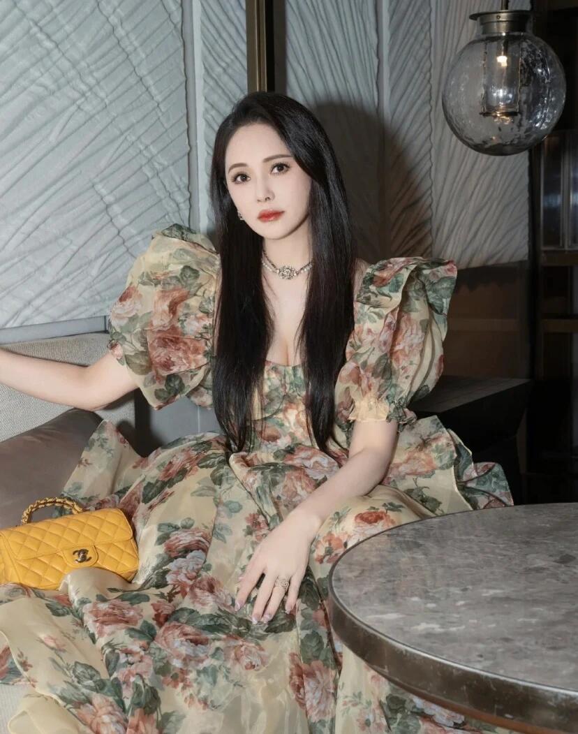 伊能静外面的女孩是不是很漂亮