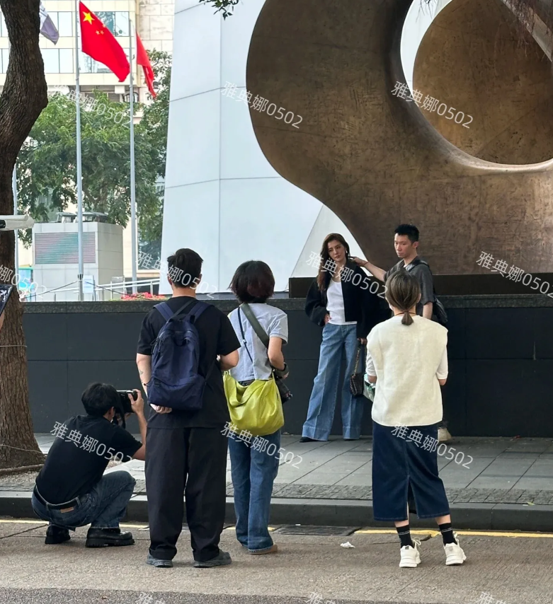 香港街头偶遇吴千语，她太不上镜了，本人比电视上好看太多了，脸小腿长比例特别好，五