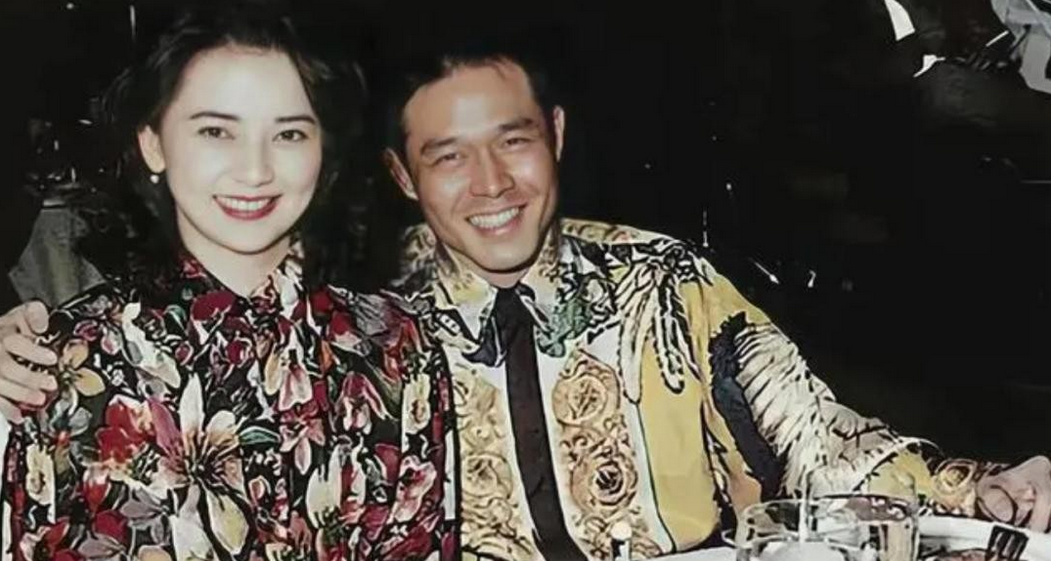 胡慧中与黑帮大佬唐重生的爱情故事，不仅充满戏剧性，也让人感叹命运的捉弄。

唐重