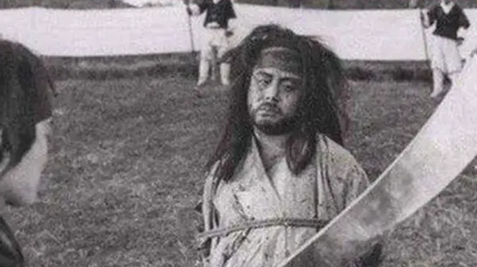 俄罗斯对待拐卖人口的人贩子，处以无期徒刑，严重的处以死刑。
日本对待人贩子，日本