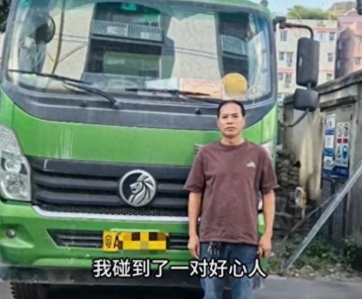 劳斯莱斯被撞女车主这个淡定的神情，没有几个亿是装不出来的。
 
这样的女人值得尊