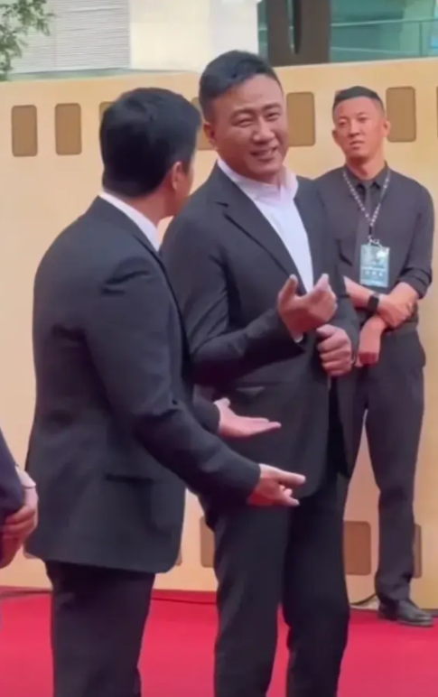 吴京这个人感觉跟谁关系都很好，无论见到谁都热情地打招呼，热热闹闹地聊天，好像人缘