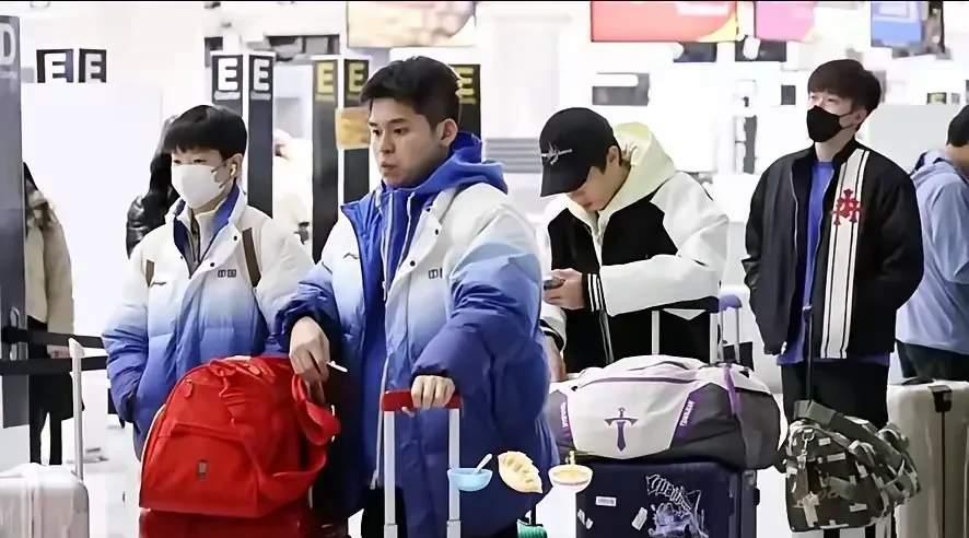国乒已经启程回国。 一大早的福冈机场热热闹闹