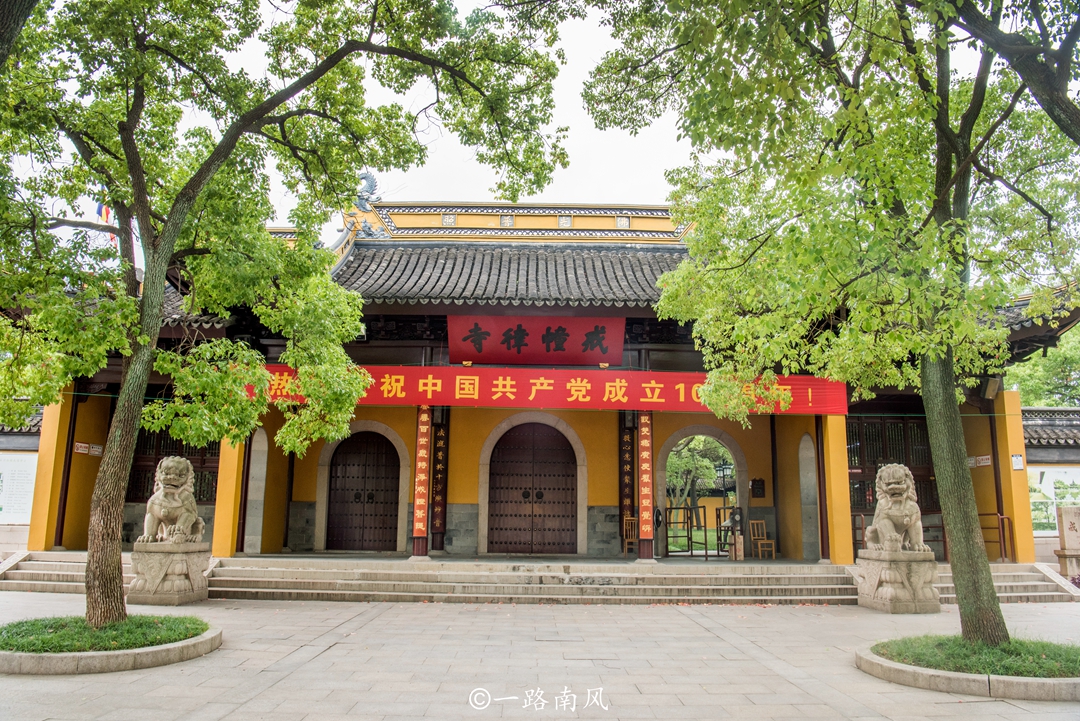 苏州城内罕见的寺院式园林，颜值高，底蕴深厚，是苏州城内最大的佛寺