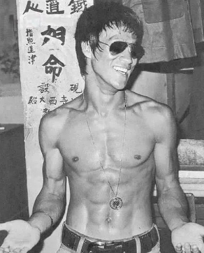 向佐和李小龙什么关系？近日有报道说向佐打了李小龙的模仿者，但是大家知道真实的李小