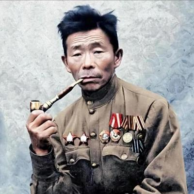 1941年，一个40岁的木匠加入了苏联红军。谁都没想到，这个身材矮小只能帮护士打