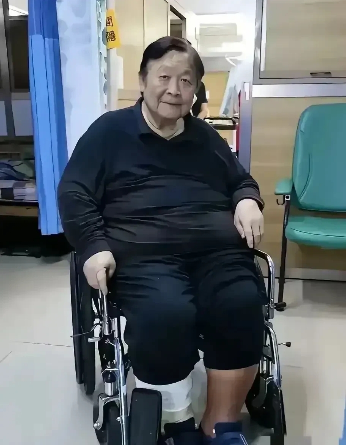 哎呀，她现在变得好老，看着就像个老太太。身材也完全没了以前的样子，胖了好多，看着