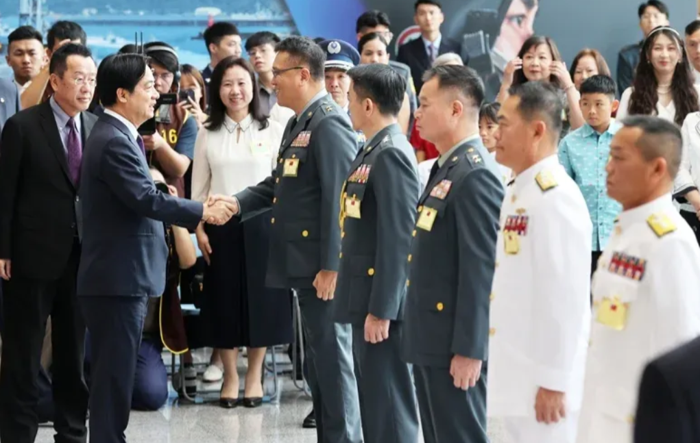 传赖清德指挥不动台军！他到场欲显摆“威风”，结果没一个将军起立迎接。赖清德气到现