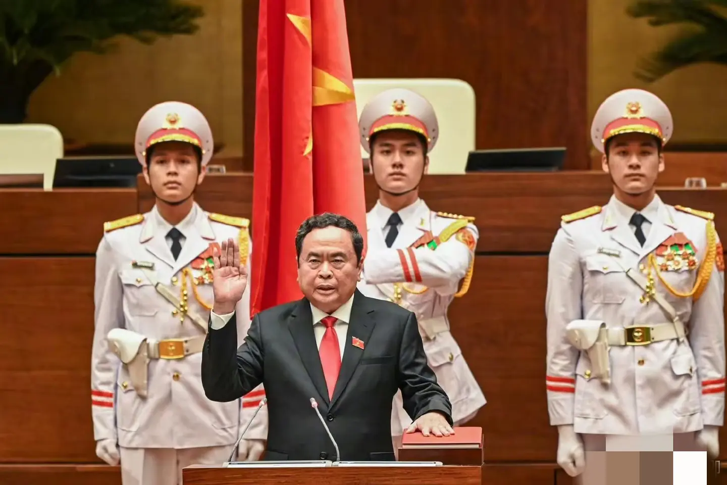 越南的三名礼兵走红，这颜值属于上成了吧? ​