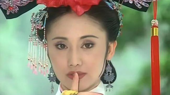 令妃才是《还珠格格》里不输甄嬛的宫斗王者，她利用了小燕子，小燕子却很感激她