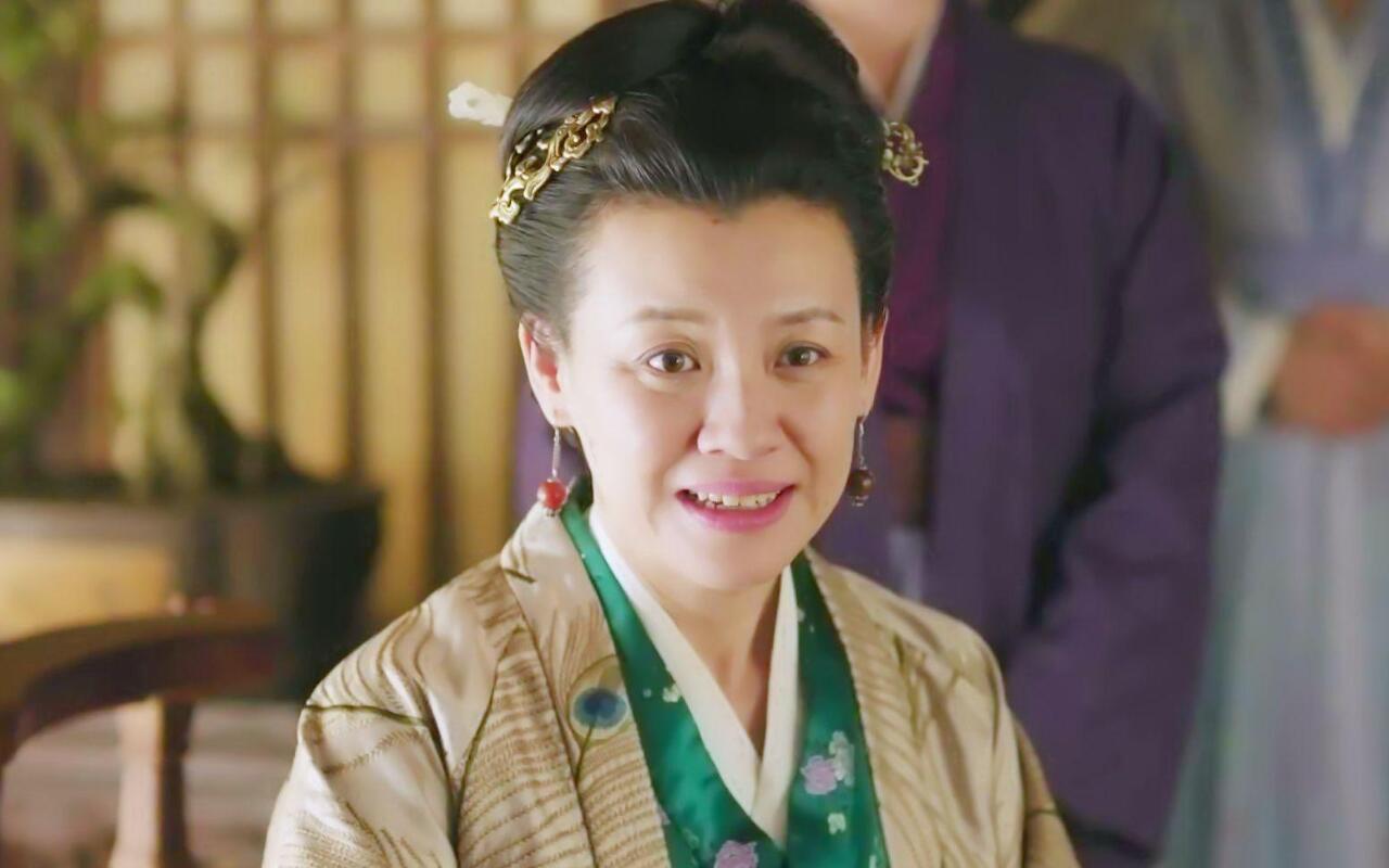 她本是豪门阔太，却意外走红，今片约不断