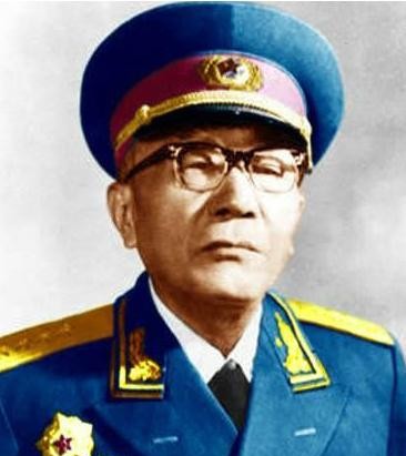 [太阳]1952年，黄克诚的岳父贩卖鸦片，被判死刑行刑前，黄克诚只说了两句话。
