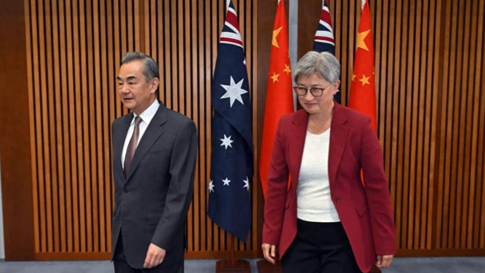 我国实弹射击后，澳大利亚求和，新西兰认怂，王毅外长表态亮了！
 
055大驱在塔
