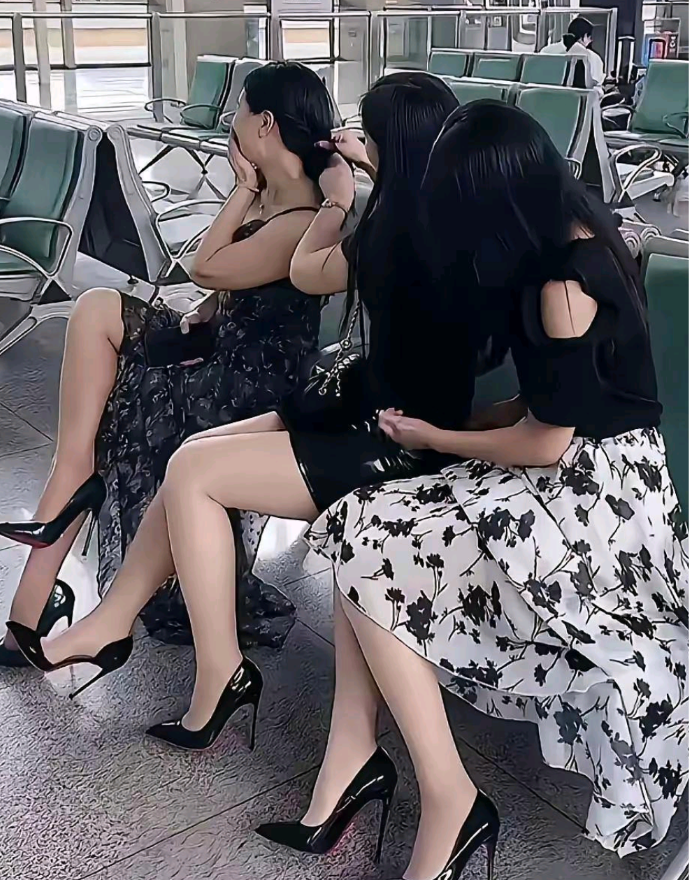 在车站看到三位穿着时尚漂亮的小姐姐。她们脚上统一穿着黑色的高跟鞋，身上一水漂亮的