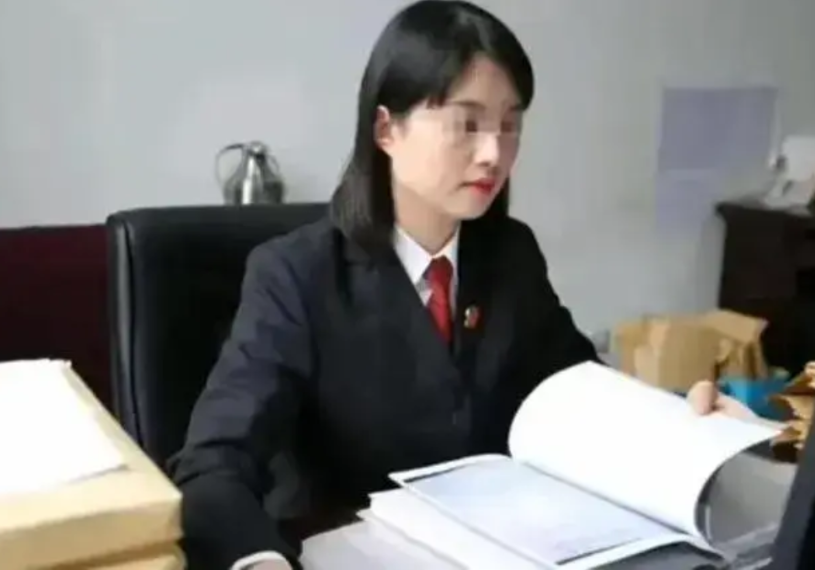 网上许多网友出于对王法官的同情，建议为王法官追认烈士 ，王佳佳法官在法院被评为“