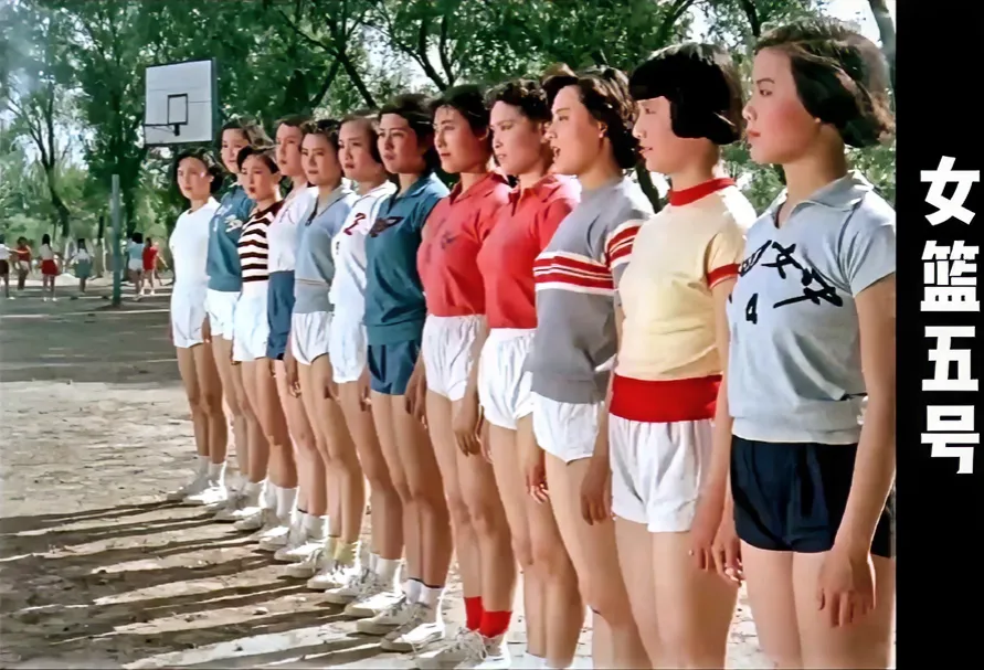 60年代，年轻的姑娘间特别流行的发型是“五号头”。就跟我们现在模仿明星穿搭一样，