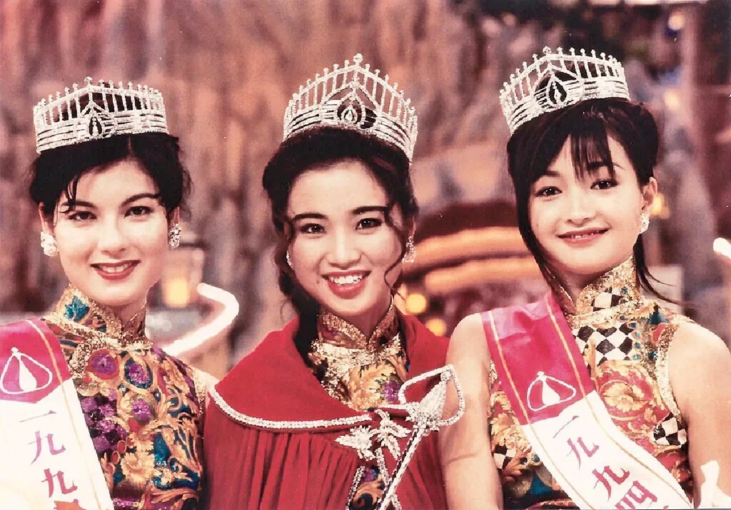 李绮红1970年出生于香港，6岁时随着父母移民到加拿大。不同于其他富裕家庭的移民