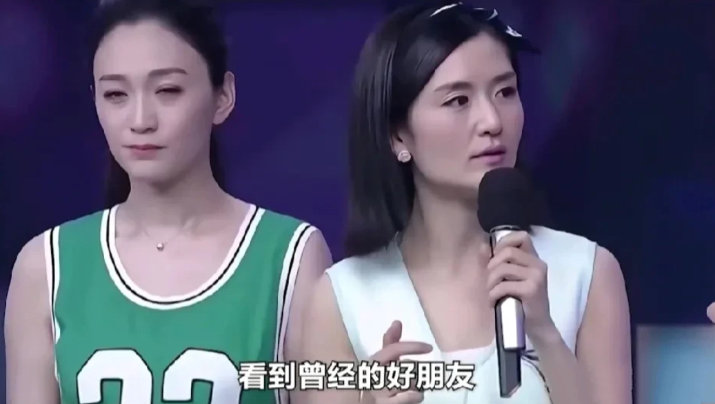 谢娜真是“势利眼”！
她走投无路时，已经红遍大江南北的李小冉收留她，给她煮饭洗衣